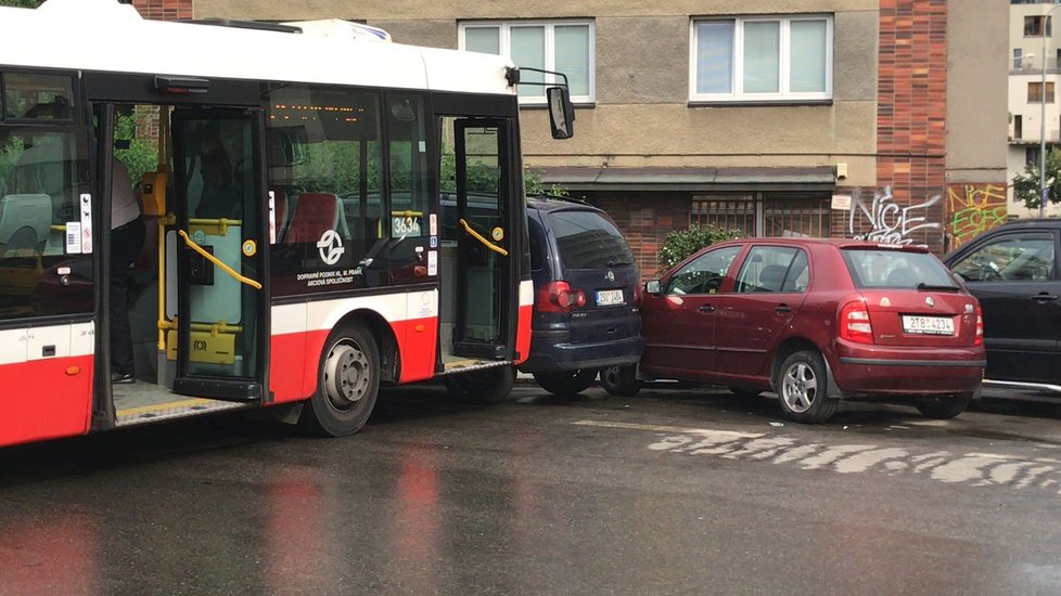 Řidič zapomněl zabrzdit, autobus vyjel bez zastávky bez něj.