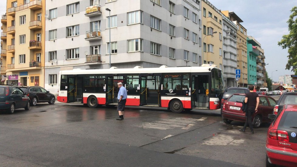 Řidič zapomněl zabrzdit, autobus vyjel bez zastávky bez něj.