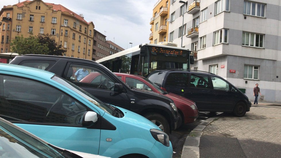 Řidič zapomněl zabrzdit, autobus vyjel bez zastávky bez něj.