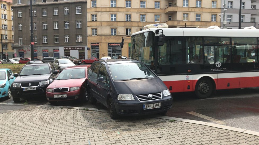 Řidič zapomněl zabrzdit, autobus vyjel bez zastávky bez něj.