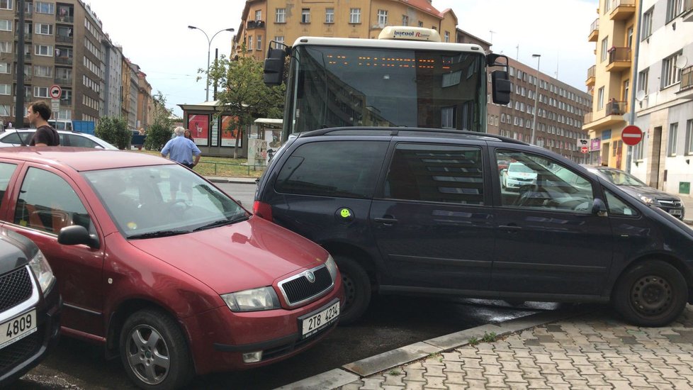 Řidič zapomněl zabrzdit, autobus vyjel bez zastávky bez něj.