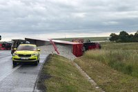Řidič osobáku na Kutnohorsku přejel do protisměru: Po srážce s naloženým kamionem zemřel