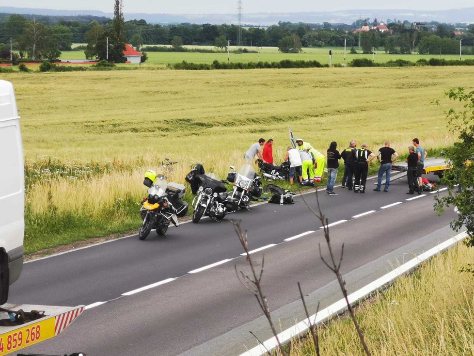 Dodávka na Kutnohorsku smetla čtyři motorkáře, jeden na místě zemřel.