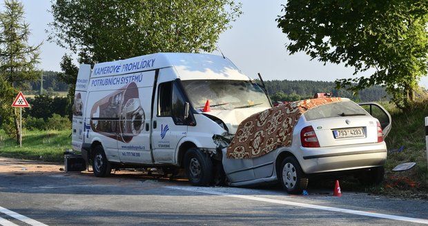 Tragická nehoda na Kladensku: Zemřely dvě ženy, malé dítě je vážně zraněné