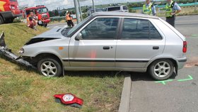 Vlivem kolapsu muže (59) došlo poblíž kyjovského Kauflandu k dopravní nehodě. Policisté pátrají po lékařce, která muži poskytla první pomoc.