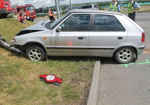 Vlivem kolapsu muže (59) došlo poblíž kyjovského Kauflandu k dopravní nehodě. Policisté pátrají po lékařce, která muži poskytla první pomoc.