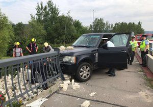 Řidič v neděli ráno havaroval na Lahovickém mostě v Praze-Zbraslavi.