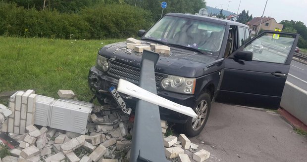 Řidič v neděli ráno havaroval na Lahovickém mostě v Praze-Zbraslavi.
