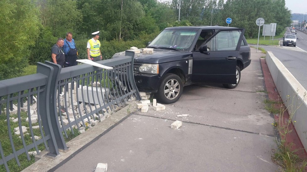 Řidič v neděli ráno havaroval na Lahovickém mostě v Praze-Zbraslavi.