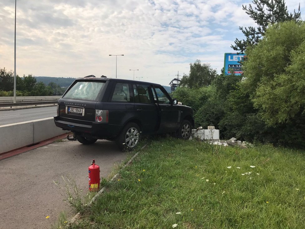 Řidič v neděli ráno havaroval na Lahovickém mostě v Praze-Zbraslavi.