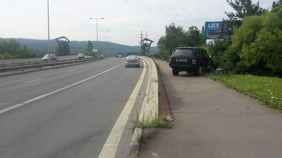 Řidič v neděli ráno havaroval na Lahovickém mostě v Praze-Zbraslavi.