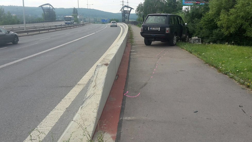 Řidič v neděli ráno havaroval na Lahovickém mostě v Praze-Zbraslavi.