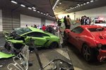 Nehoda zeleného vozu značky Lamborghini a červeného vozu značky Ferrari v čínském tunelu