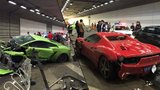 Nehoda luxusních kár: Lamborghini a Ferrari bouraly v tunelu