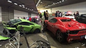 Nehoda zeleného vozu značky Lamborghini a červeného vozu značky Ferrari v čínském tunelu