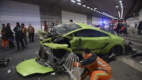 Nehoda zeleného vozu značky Lamborghini a červeného vozu značky Ferrari v čínském tunelu