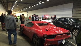 Nehoda zeleného vozu značky Lamborghini a červeného vozu značky Ferrari v čínském tunelu