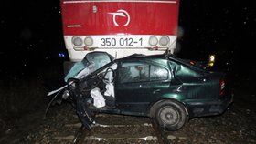 Muž se snažil zastavit vlak vlastním tělem, aby ochránil auto. K nehodě došlo 29. prosince v Lanžhotě. Policisté hledají svědky nehody.