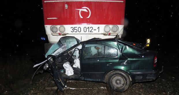 Muž se snažil zastavit vlak vlastním tělem, aby ochránil auto. K nehodě došlo 29. prosince v Lanžhotě. Policisté hledají svědky nehody.