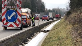 Bílá látka, zřejmě latex s příměsí, znečistila po nehodě dvou náklaďáků na D1 potok Blanice