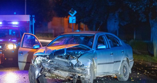 Vážná nehoda v Lázních Toušeň: Auto s řidičkou skončilo ve stromě, letěl pro ni vrtulník
