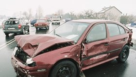 Namrzající vozovka způsobila první větší dopravní nehody. Řidič musí zbystřit, blíží se i sněžení (iluastrační foto)