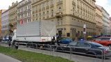 V Praze havaroval náklaďák s výbušninami: Hlídali ho těžkooděnci