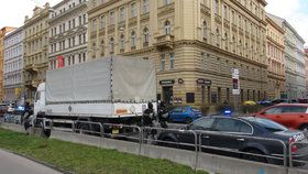 V Praze se srazil náklaďák plný výbušnin s osobním autem.