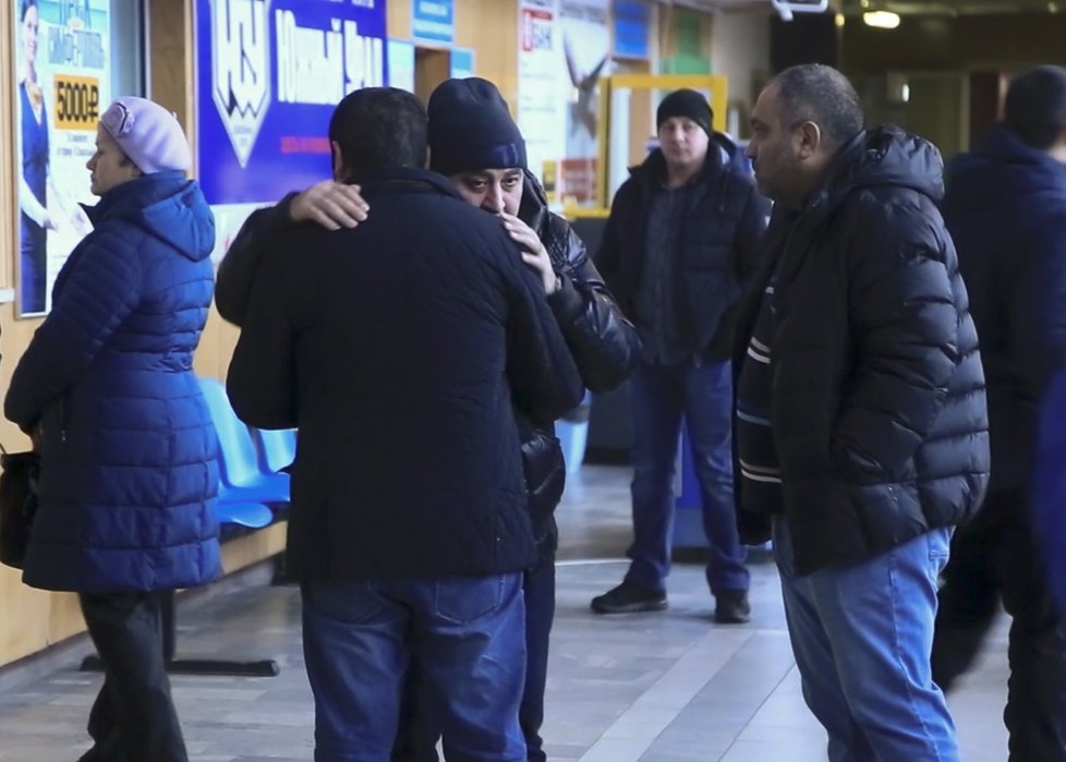 Tragédie ruského letadla: Pláč pozůstalých na letišti v Orsku