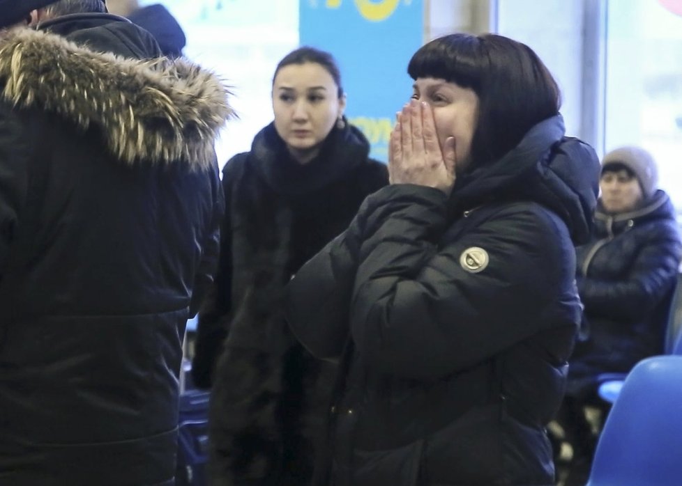 Tragédie ruského letadla: Pláč pozůstalých na letišti v Orsku