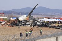Dohra nehody boeingu se 179 oběťmi: Razie v sídle aerolinek i na letišti