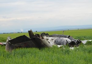 Trosky letadla, které spadlo v neděli u Loun. Příčiny havárie vyšetřuje Ústav pro odborné zjišťování příčin leteckých nehod