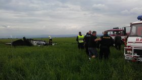 Místo nehody: Do polí nedaleko Čeradic na Lounsku dopadla cvičná stíhačka, pilot zahynul, žena bojuje o život
