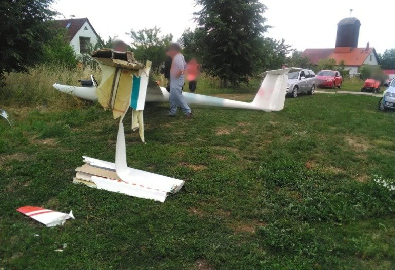Havárie letadla na Trutnovsku: Pilot větroně nezvládl přistání