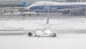 Letadlo s Čechy domů nedoletělo: Boeing mířící do Prahy měl nehodu!