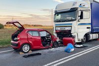Tragédie u Let na Písecku: Dva lidé zemřeli při střetu nákladního a osobního auta