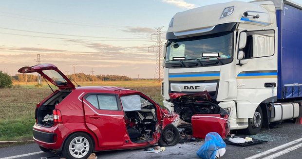 Tragédie u Let na Písecku: Dva lidé zemřeli při střetu nákladního a osobního auta