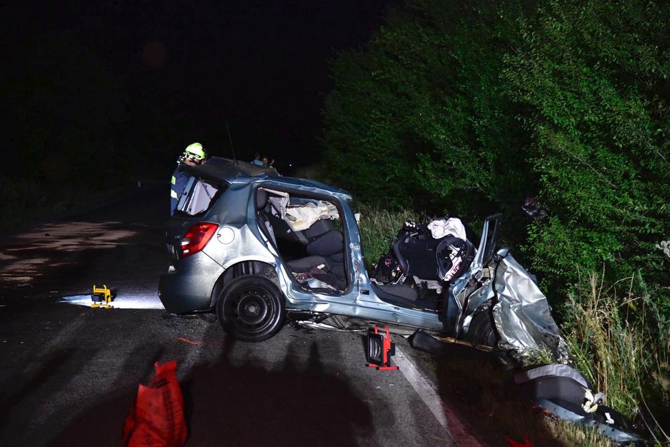 Vyšetřování a odklízení následků nehody pokračovalo do pozdních nočních hodin.