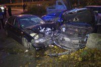Hrozivě vypadající nehoda: Muž v Libni nezvládl řízení, v autoservisu naboural několik aut