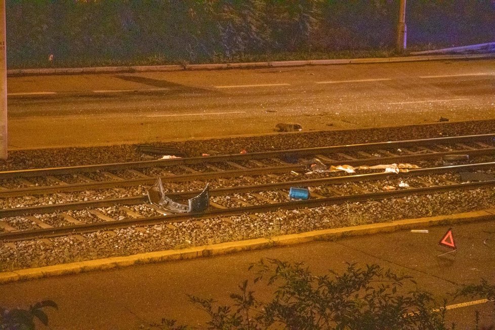 30. srpen 2020: Opilý řidič havaroval se svým vozem v Libni. Převrátil jej na střechu, a to přímo na tramvajové koleje.