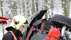 Na místě zasahovali hasiči Libereckého kraje i záchranář, který však v případě muže s trojúhelníkem mohl již konstatovat pouze smrt