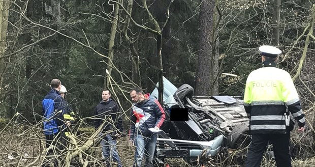 Vážná nehoda na Kladensku: Řidič narazil do stromu, spolujezdec je v kritickém stavu