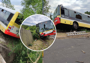 Autobus v Litvínově sjel do příkopu. (9. června 2023)