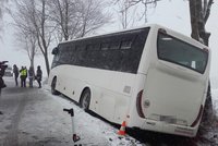 Tragická nehoda autobusu na Českobudějovicku: Jeden mrtvý a přes 10 zraněných