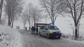 Při nehodě autobusu u Ločenic zemřel člověk, 12 lidí je zraněno