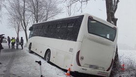 Při nehodě autobusu u Ločenic zemřel člověk, 12 lidí je zraněno