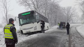 Při nehodě autobusu u Ločenic zemřel člověk, 12 lidí je zraněno