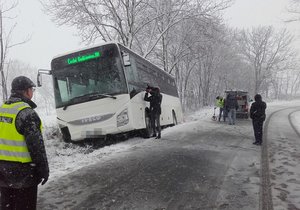 Při nehodě autobusu u Ločenic zemřel člověk, 12 lidí je zraněno