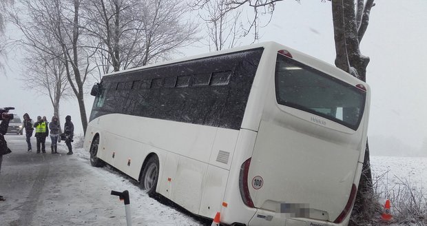 Tragická nehoda autobusu na Českobudějovicku: Jeden mrtvý a přes 10 zraněných