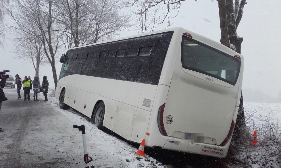 Při nehodě autobusu u Ločenic zemřel člověk, 12 lidí je zraněno